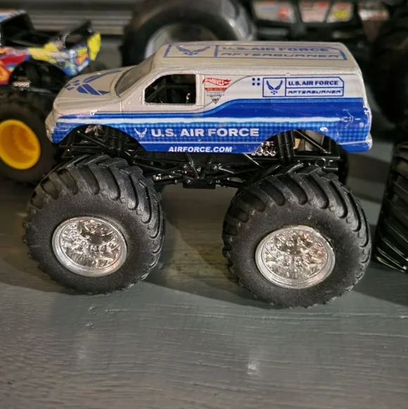 Monster Truck Hot Wheels - Picture 5 of 5